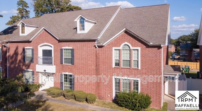 Building Photo - 6 Fernwood Dr