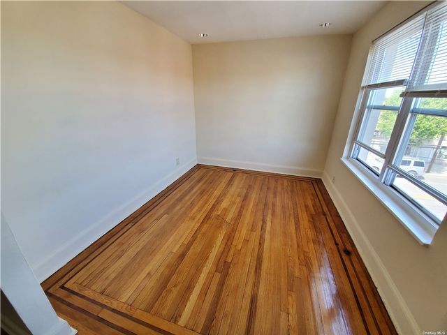 Foto del edificio - 246 Mineola Blvd