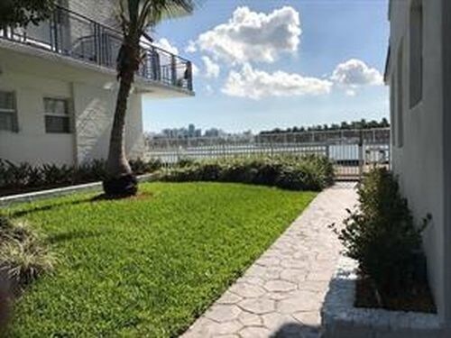 Foto del edificio - 950 Bay Dr