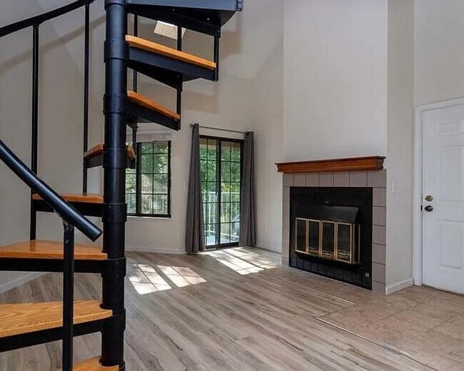 Building Photo - Updated Top-Floor Condo in Boulder’s Powde...