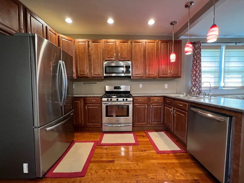 Primary Photo - 630 W 40th St