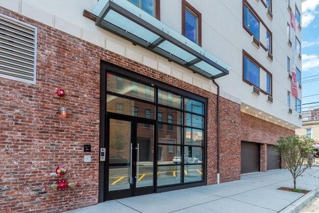 Foto del edificio - 6122 Hudson Ave