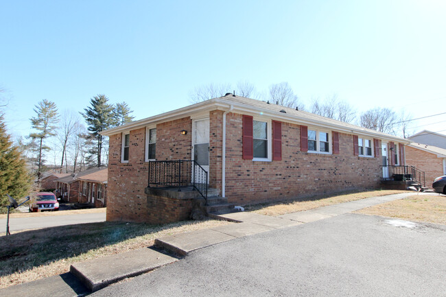 Building Photo - 1600 Paradise Hill Rd