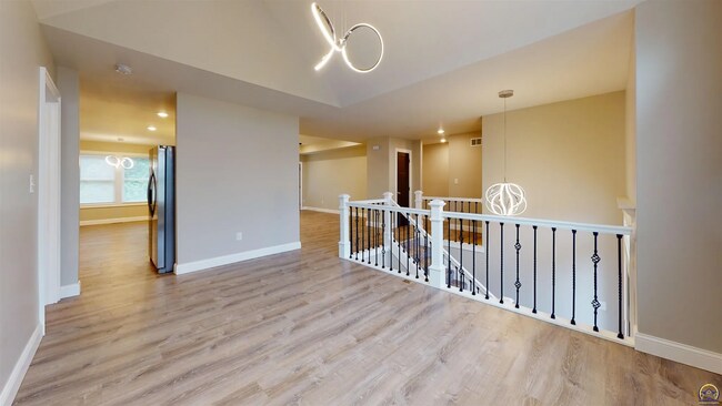 Building Photo - 3755 SW Summerfield Dr