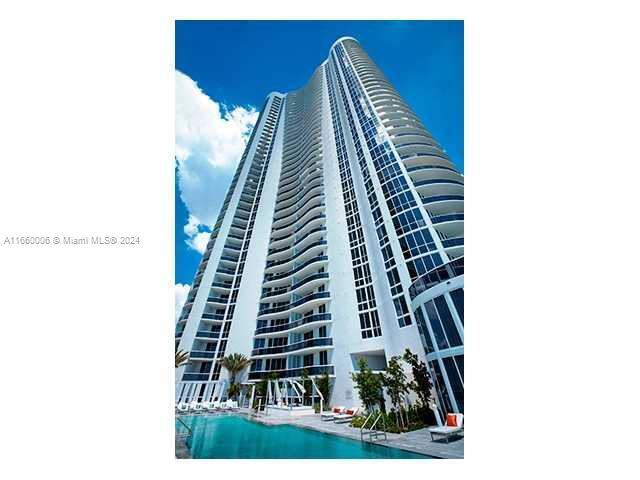 Foto principal - 16001 Collins Ave