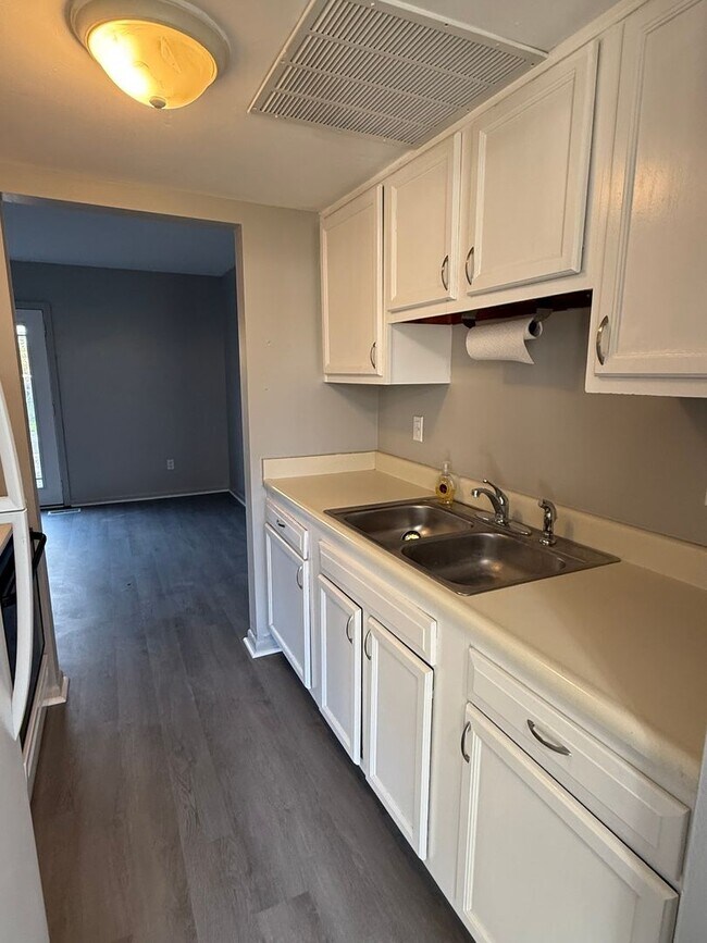 Foto del edificio - 6820-6826 Emerald Ave