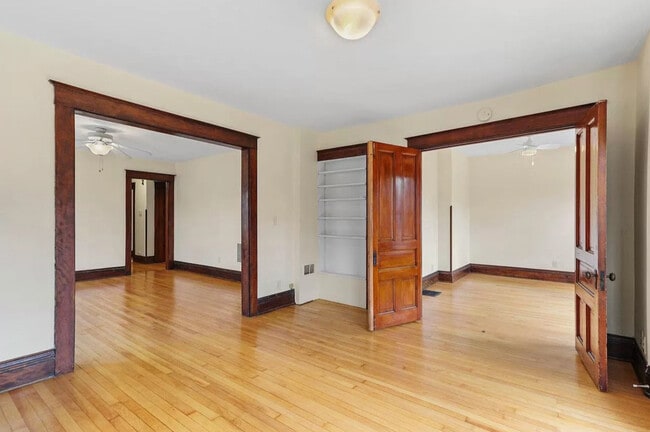 Sala de estar con vista al comedor y al dormitorio. - 707 S Dickinson St