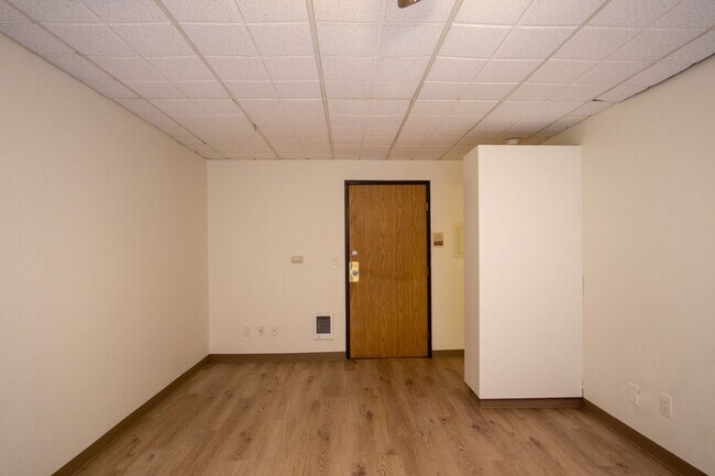 Building Photo - Cozy Remodeled Studio Nestled Between Nob ...