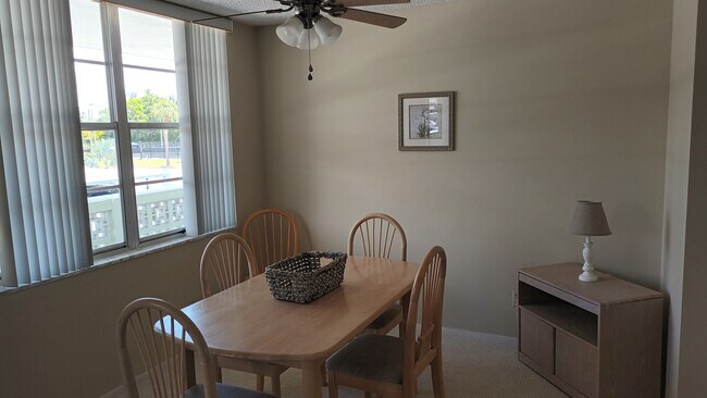 Comedor - 4710 Bay St NE