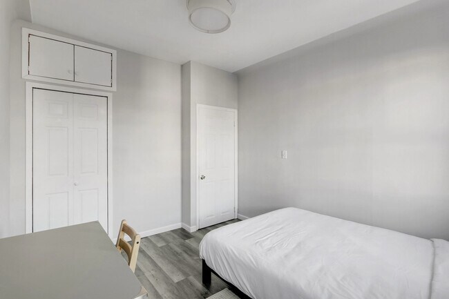 Building Photo - ROOM ONLY in 2-bed/1.0-bath Home