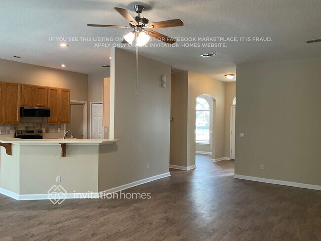 Foto del edificio - 204 Hidden Lake Dr