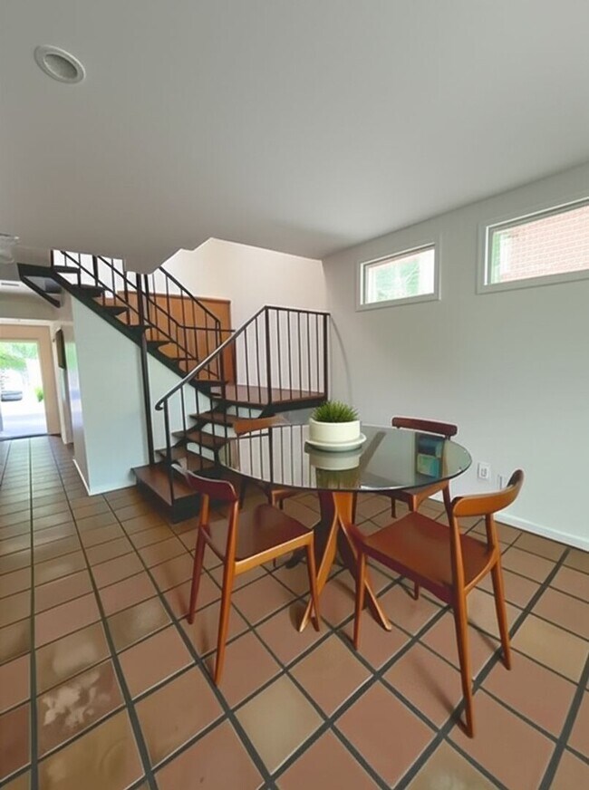 Foto del edificio - 6/3 House -  North Campus - Large Fenced I...