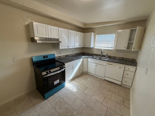 Foto del edificio - 4 bed , 1.5 bath , inside laundry, fenced yard, ceramic flooring throughout!