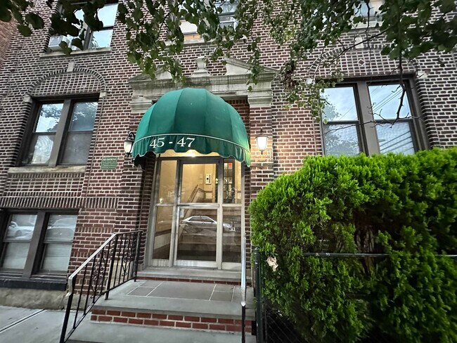 Foto del edificio - 45-47-47 Kelly Pkwy