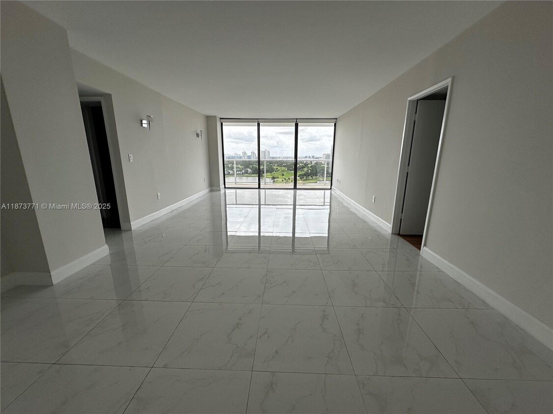 Primary Photo - 3731 N Country Club Dr