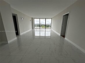 Building Photo - 3731 N Country Club Dr