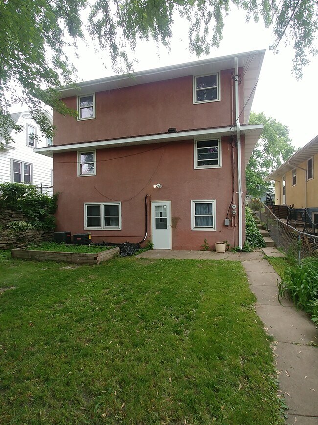 Vestíbulo 2 - 1230 Hewitt Ave