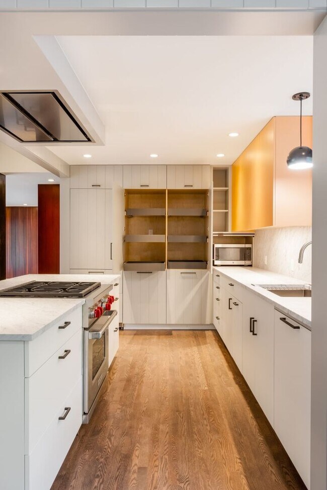 Building Photo - 3Bd/1.75Ba Shoreline House