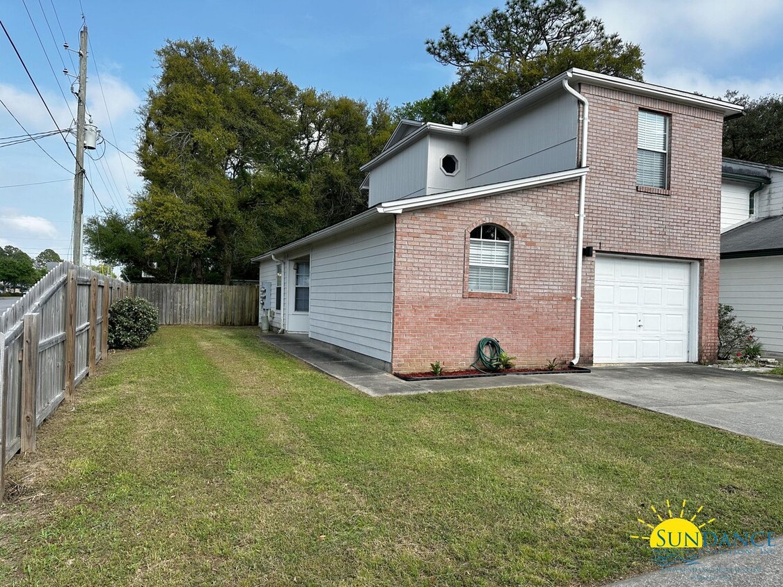 Foto principal - Beautiful 3 Bedroom Townhouse in FWB!