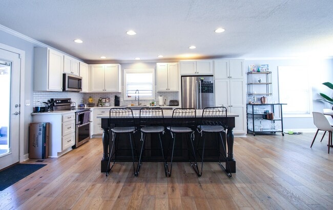 Building Photo - 205 Starlight Ln