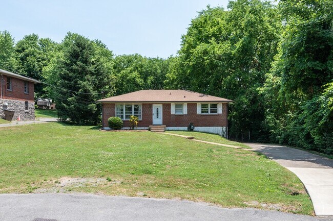 Building Photo - 1221 Harwood Dr