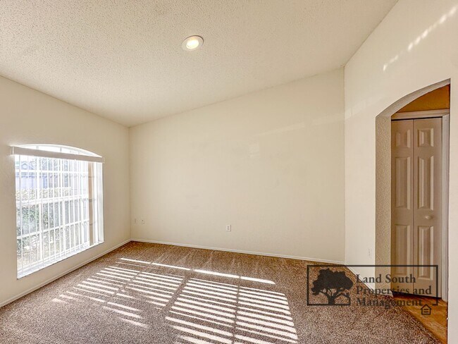 Building Photo - Charming 3-Bedroom Home in Prime SE Lakela...