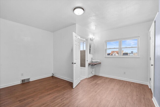 Building Photo - 437 Cedarville St