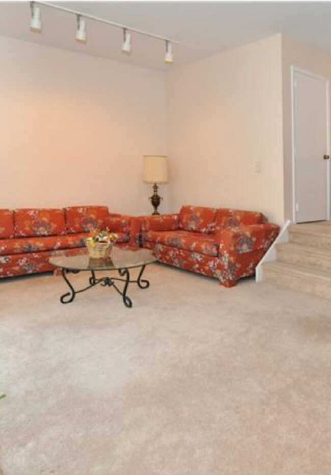 Foto del edificio - Brick End Unit w/ Private Parking availabl...