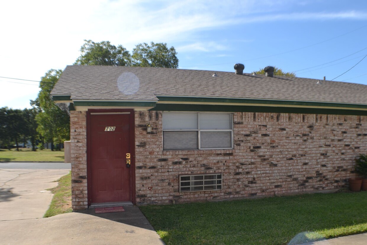 Primary Photo - Half Duplex 2 Bedrooms 1 Bath For Lease in...