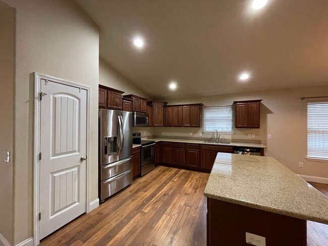 Building Photo - Great 3 Bedroom