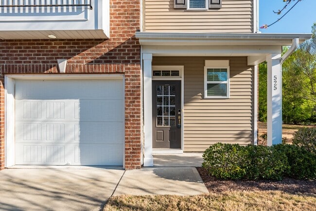 Photo - Well Maintained End Unit Townhome with Community Pool! Available July 14th!