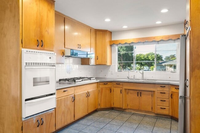 Foto del edificio - 5651 N Bryn Mawr St