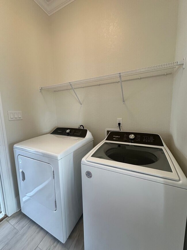 Building Photo - Gorgeous New Contsruction 3 bedroom/2 full...