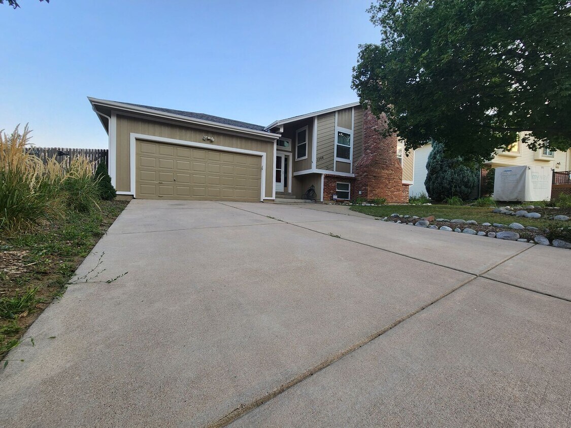 Primary Photo - Huge 3 Bed 2 Bath Home With Patio, Deck, a...