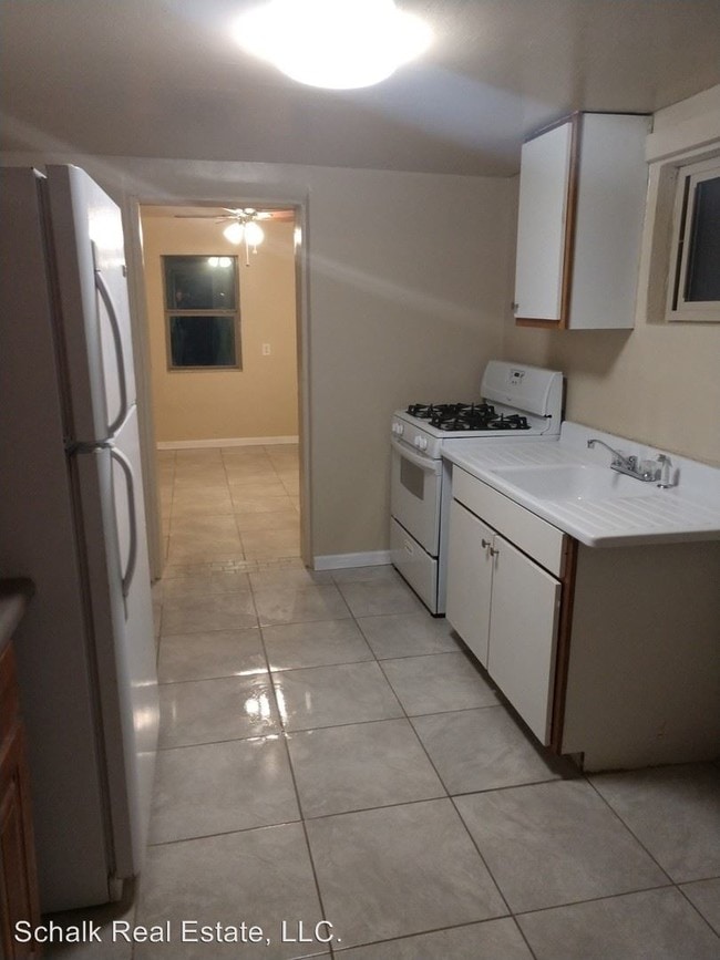 Building Photo - 425 Pinon St