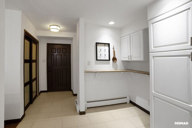 Foto del edificio - Spacious 4BR Condo in Evergreen