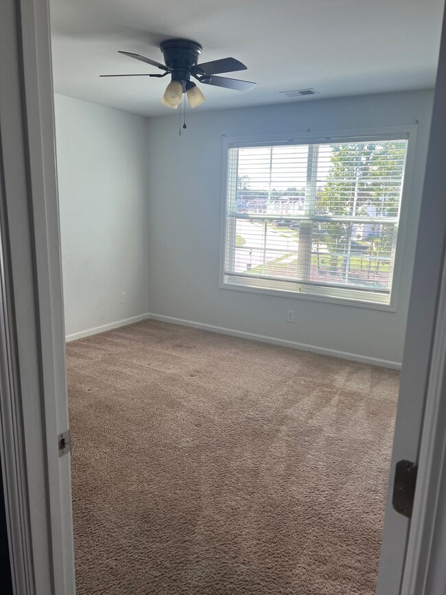 Building Photo - 214 Great Bend Dr