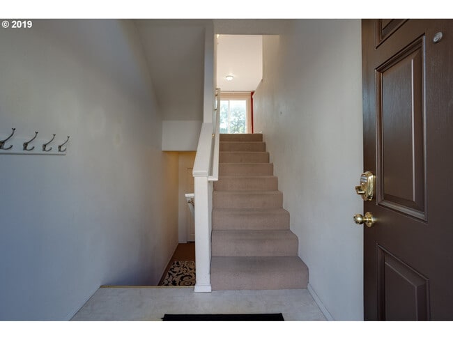 Building Photo - 13030 SW Caddy Place - Tri-Level Townhome