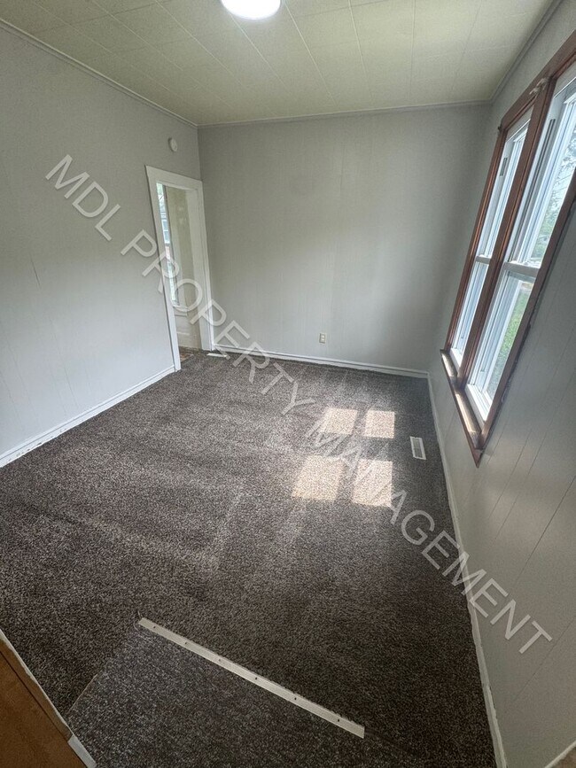 Foto del edificio - 2 bedroom 1 bathroom w/ additional living ...
