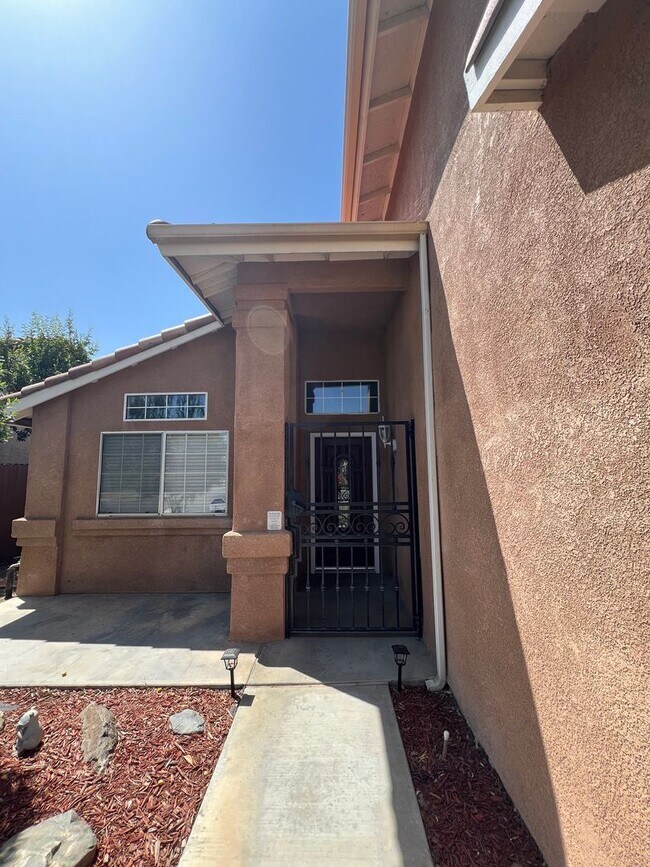Building Photo - 7501 Canyon Clover Dr