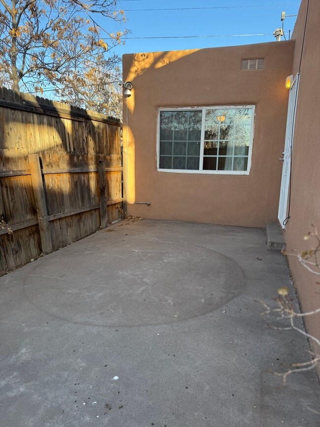Building Photo - 422 Vassar Dr SE