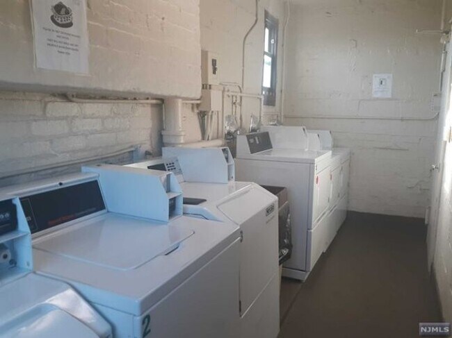 Foto del edificio - 3031 Edwin Ave