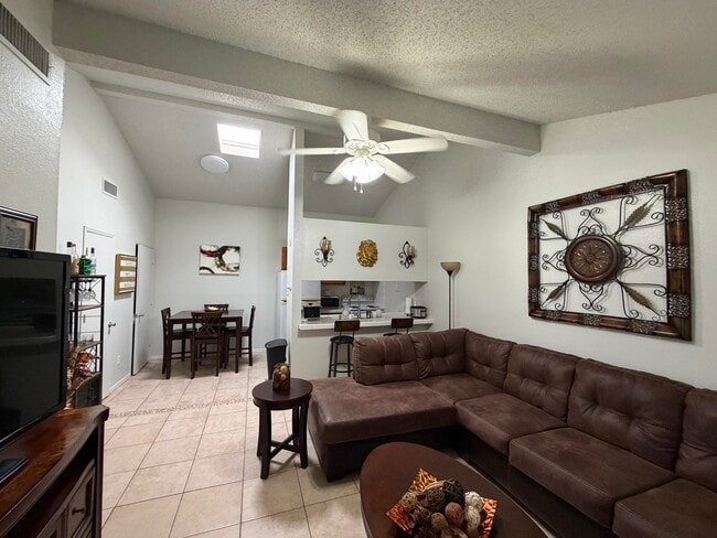 Foto del edificio - 136 N Troy Ave