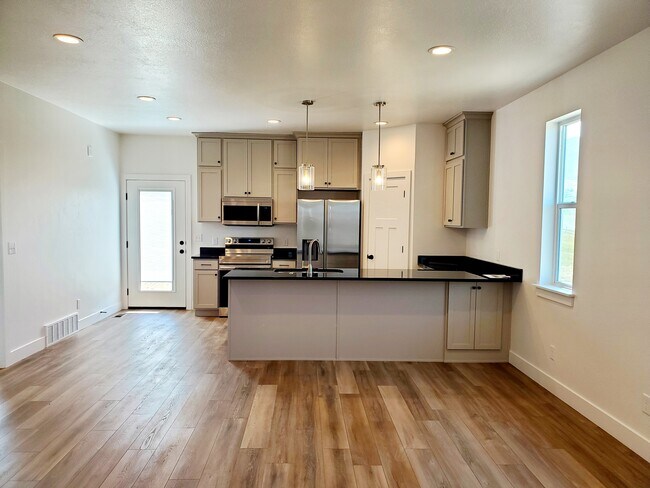 Building Photo - 809 380 E