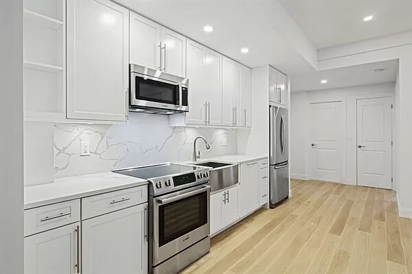 Building Photo - 150 E 48th St