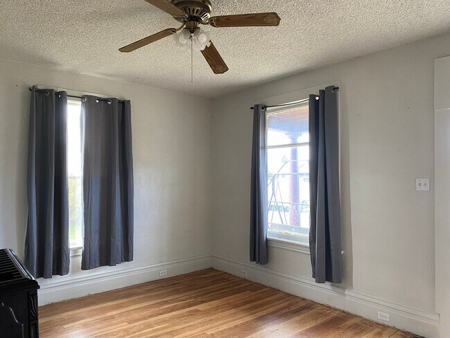 Building Photo - Cozy house on the Flats