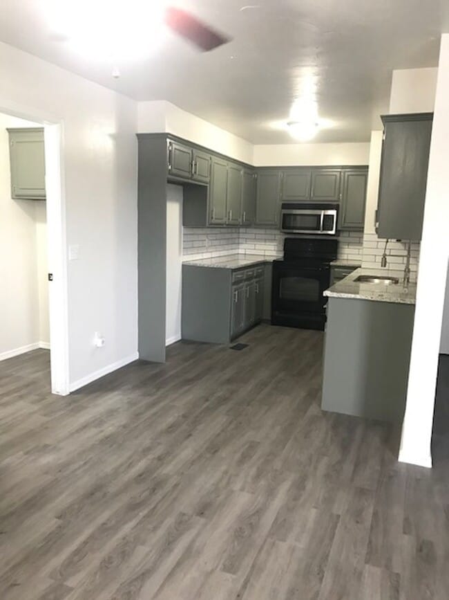 Foto del edificio - Completely Remodeled 2 Story Duplex - Putn...