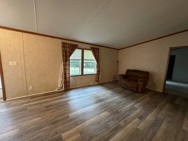 Building Photo - 5375 Friendly Ct