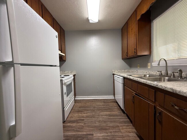 Foto del edificio - Downstairs unit off E Park avail NOW!!!
