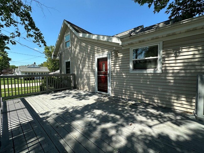 Building Photo - Stunning 3-Bedroom, 3-Bath Home with Luxury Features and Ample Space